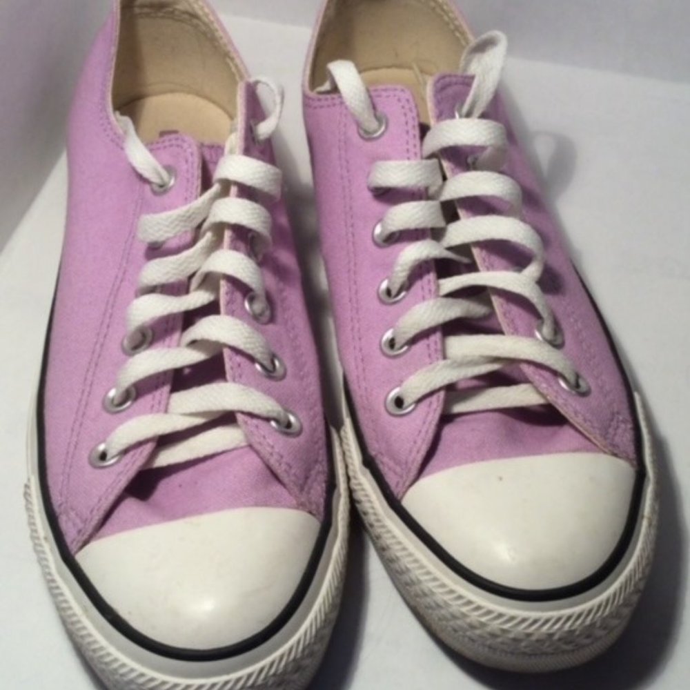 Converse Lilac low rise. Women's size 9/Men's size 7